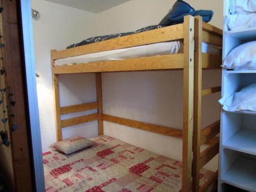 a bunk bed room with two bunk beds at Résidence Melezets - Studio pour 4 Personnes MAE-5234 in Modane