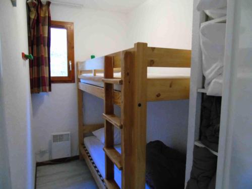 quelques lits superposés dans une chambre dans l'établissement Chalet Arrondaz - 2 Pièces pour 6 Personnes MAE-8664, à Modane