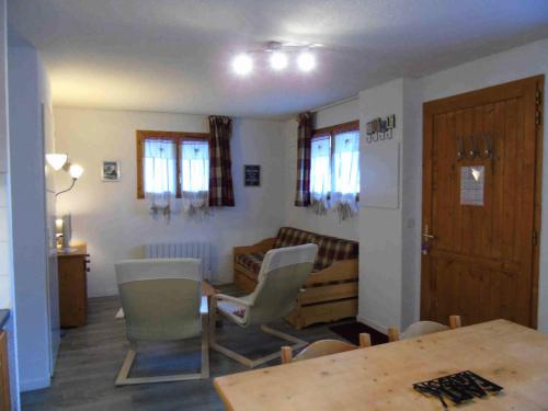 un salon avec une table, des chaises et un canapé dans l'établissement Chalet Arrondaz - 3 Pièces pour 6 Personnes MAE-8924, à Modane