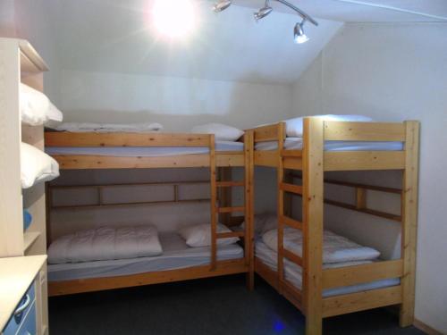 une chambre avec trois lits superposés dans l'établissement Résidence Thabor - 2 Pièces pour 4 Personnes MAE-8584, à Modane