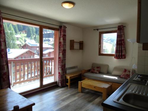 un salon avec un canapé et une grande fenêtre dans l'établissement Résidence Grand Argentier - 2 Pièces pour 6 Personnes MAE-8624, à Modane