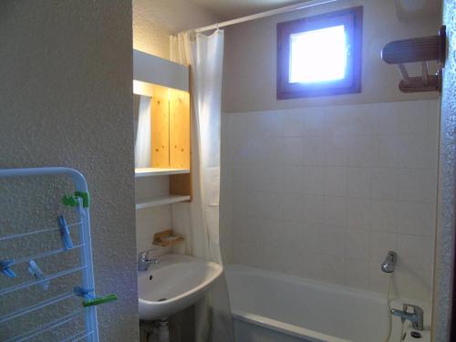 une salle de bain avec un lavabo et des toilettes et une fenêtre dans l'établissement Résidence Grand Argentier - 2 Pièces pour 6 Personnes MAE-8624, à Modane