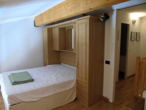 - une chambre avec des lits superposés et un cadre de lit en bois dans l'établissement Résidence Cheval Blanc - 4 Pièces pour 8 Personnes MAE-8774, à Modane