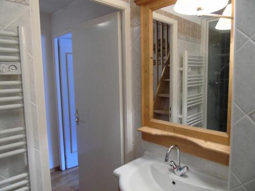 une salle de bain avec un lavabo et un miroir dans l'établissement Résidence Cheval Blanc - 4 Pièces pour 8 Personnes MAE-8774, à Modane