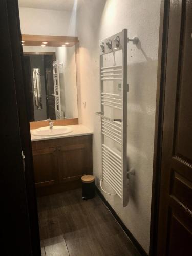 une salle de bain avec un lavabo et un miroir dans l'établissement Résidence Les Valmonts - 2 pièces 4/5 personnes 3 expo ouest MAE-3894, à Valloire