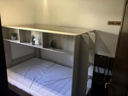 une étagère vide dans une pièce avec des plantes dans l'établissement Résidence Les Valmonts - 2 pièces 4/5 personnes 3 expo ouest MAE-3894, à Valloire