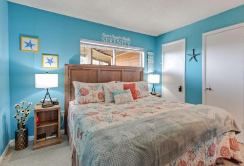 1 dormitorio con paredes azules y 1 cama grande en C223C Daze Aaah View Oceanfront Community Pool, en Duck