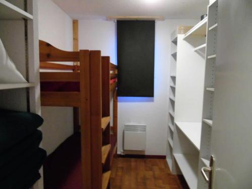 Cette petite chambre comprend des lits superposés et un placard. dans l'établissement Résidence Cheval Blanc - 4 Pièces pour 8 Personnes MAE-8764, à Modane
