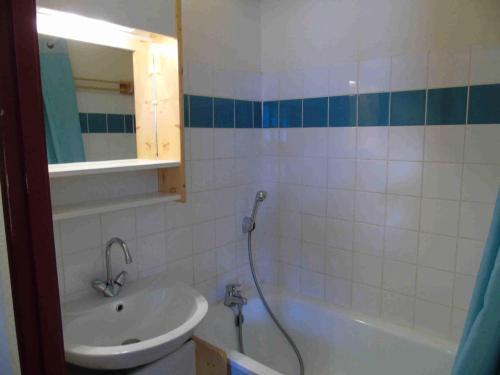 une salle de bain avec un lavabo, une baignoire et un miroir dans l'établissement Résidence Cheval Blanc - 2 Pièces pour 4 Personnes MAE-8824, à Modane