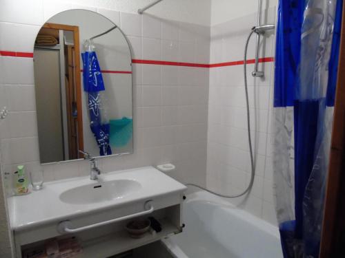 une salle de bain avec un lavabo, un miroir et une baignoire dans l'établissement Résidence Melezets - Studio pour 3 Personnes MAE-8964, à Modane