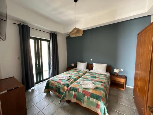 um quarto com uma cama com uma colcha em 4Seasons Sfakia em Chora Sfakion