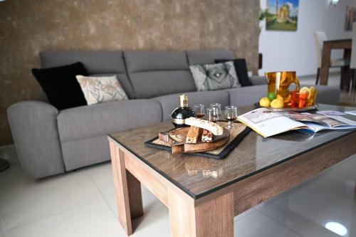 Posezení v ubytování Fl 3 Ta'lonza Luxury With Hot Tub By Homely