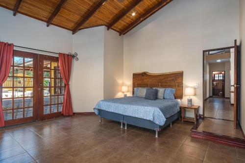 um quarto com uma cama e uma cabeceira em madeira em Casa Amarilla em Playa Avellana