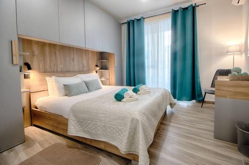 un dormitorio con una cama con dos animales de peluche en 3bed Mellieha With Shared Pool, en Mellieħa