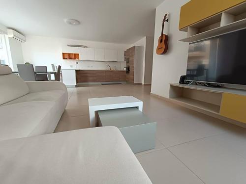 Televízia a/alebo spoločenská miestnosť v ubytovaní Cosy 2bed Apartment In Manikata By Homely