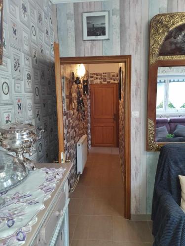Cette chambre dispose d'une porte et d'une table avec un miroir. dans l'établissement Chez Yvonne, à Oye-Plage