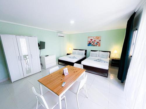 um quarto com uma cama, uma mesa e cadeiras em SOL CARIBE del MAR Hotel Deluxe rooms BAVARO Los Corales Beach POOL & SPA em Punta Cana