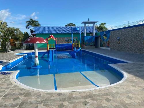 uma piscina com parque aquático com parque infantil em hotel Vila orlanda finca hotel eventos em Montería