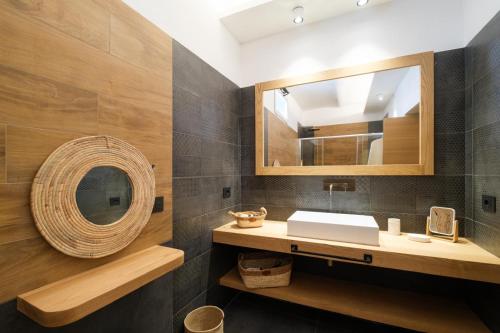 a bathroom with a sink and a mirror at In centro da Carlotta in Olbia
