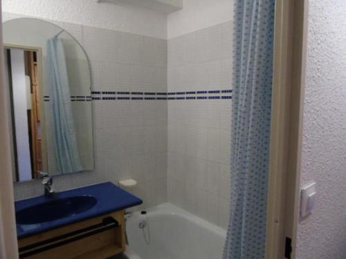 W łazience znajduje się niebieska umywalka, wanna i prysznic. w obiekcie Résidence Thabor - Studio pour 3 Personnes MAE-5704 w mieście Modane
