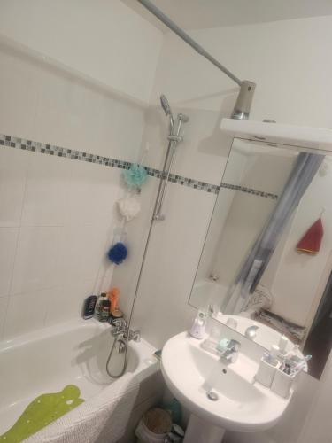 ein Badezimmer mit einem Waschbecken, einem WC und einer Badewanne in der Unterkunft Chambre 2 personnes atypique in Vaires-sur-Marne