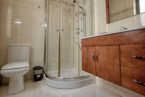 un bagno con doccia, WC e lavandino di The Strand Apartments By Homely a Sliema