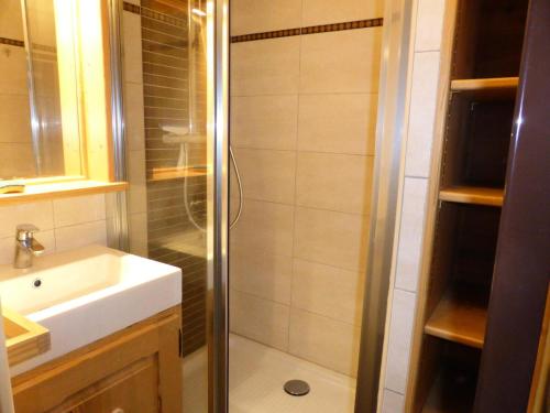 une salle de bain avec douche et lavabo dans l'établissement Résidence L'enclave - Enclave J717 MAE-5744, aux Contamines-Montjoie