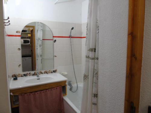 une salle de bain avec un lavabo, une douche et un miroir dans l'établissement Résidence Melezets - Studio pour 4 Personnes MAE-0954, à Modane