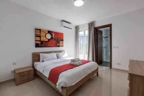 Llit o llits en una habitació de 9ten11 Seafront By Homely