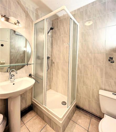 une salle de bain avec une douche, un lavabo et des toilettes dans l'établissement Résidence Cosmos - STUDIO 4 PERSONNES COSMOS MAE-9634, au Corbier