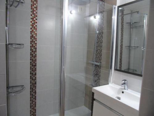 une salle de bain avec douche et lavabo dans l'établissement Résidence Melezets - Studio pour 4 Personnes MAE-2394, à Modane
