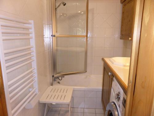 une salle de bain avec une douche, des toilettes et un lavabo dans l'établissement Résidence Les Carlines - Carlines 3 MAE-8424, aux Contamines-Montjoie