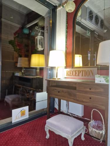 een kleedkamer met een bureau en een spiegel bij Hotel Jolie Apartments in Galaţi