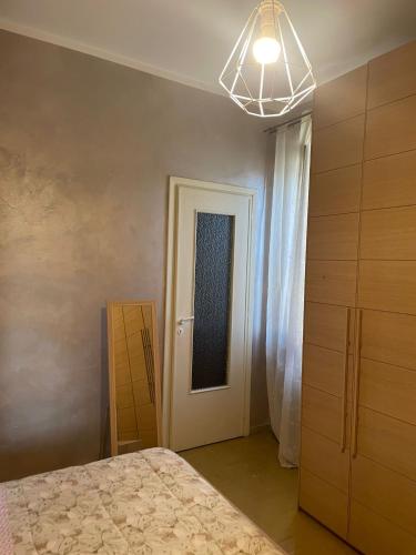 1 dormitorio con cama y puerta blanca en Appartamento ampio ed indipendente, en Formigliana