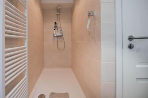 een badkamer met een douche en een toilet. bij Ferienwohnung am Kirchbrunnen in der Rhön, pure Erholung in traumhafte Betten! in Urspringen