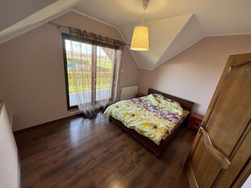 una camera da letto con un letto e una finestra di Wyłączony a Krotoszyce