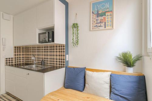 un salon avec un canapé et une cuisine dans l'établissement Cosy et Calme en hypercentre, à Lyon