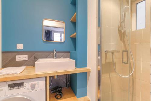 une salle de bain avec un lavabo et une douche dans l'établissement Cosy et Calme en hypercentre, à Lyon