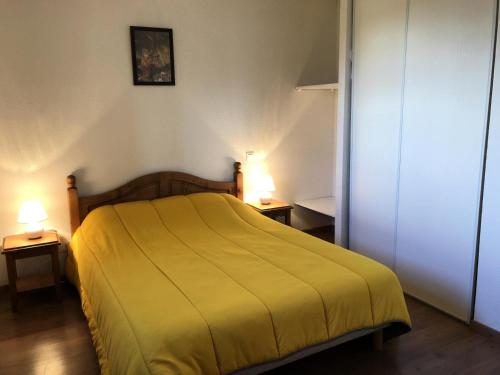 - une chambre avec un lit jaune et 2 tables de nuit dans l'établissement Résidence Hameau De Balestas Mp - T2/4pers JOUBARDE 02-Peyresourde MAE-4724, à Germ