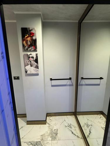 Gambar di galeri bagi HIGHFIELD PRIVATE SPA APARTMENT di Bradford