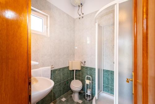 Bilik mandi di Apartments Prkačin 2