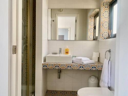 bagno con lavandino e specchio di My St. Julian's Penthouse a San Giuliano