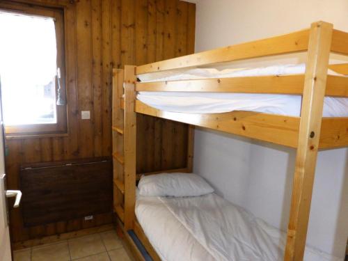 quelques lits superposés dans une chambre dans l'établissement Résidence Les Cimes D'or A - Cîmes d'Or A28 MAE-6344, aux Contamines-Montjoie