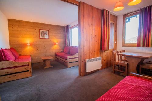 a room with a bed and a desk and a table at PORTAIL G - Appartement PORTAIL 73 pour 4 Personnes 63 in Valmorel