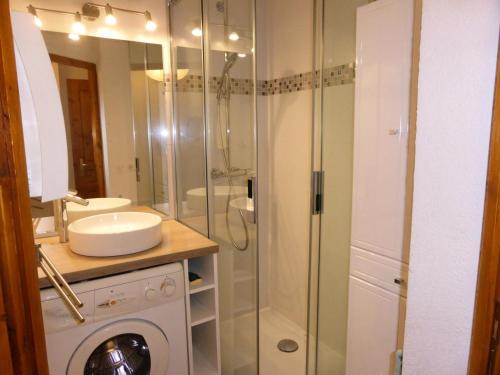 une salle de bain avec un lavabo et une douche en verre dans l'établissement Résidence Palmes D'or - Palmes d'Or B109 MAE-5504, aux Contamines-Montjoie