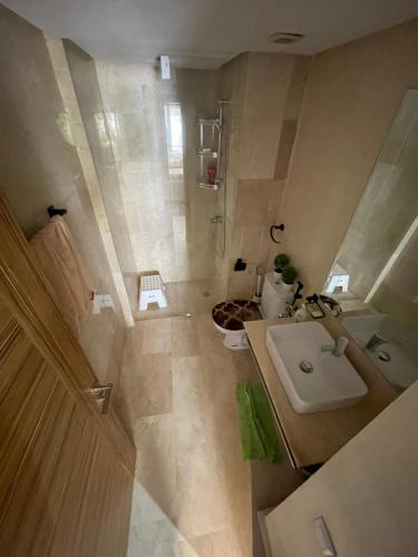 a bathroom with a sink and a shower and a toilet at Luxueux appart à côté aéroport in Nouaceur