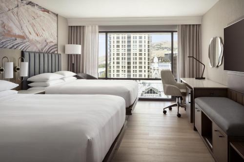 Habitación de hotel con 2 camas y escritorio en Salt Lake Marriott Downtown at City Creek en Salt Lake City