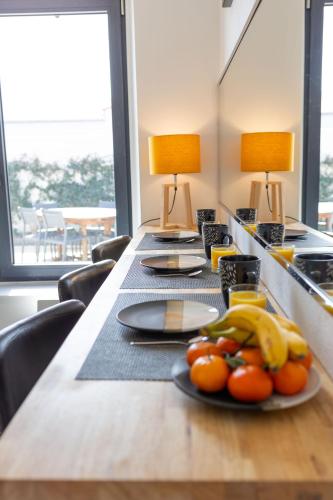 d'une table avec une assiette de fruits au-dessus dans l'établissement La maison du pêcheur, à La Cotinière