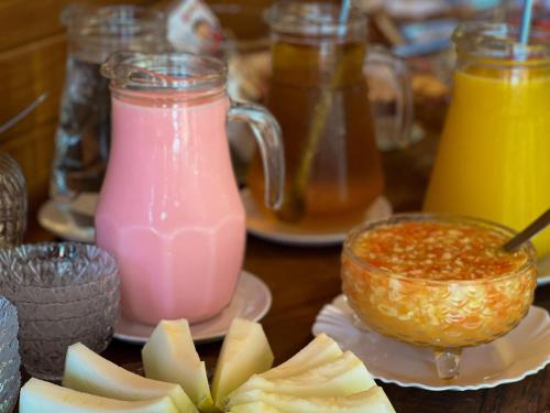 une table recouverte de bocaux de différents types de jus dans l'établissement Cabanas do avencal, à Urubici