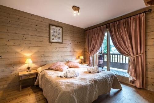 een slaapkamer met een bed met 2 kussens erop bij Les Chalets du Gypse - Appartement CHALET GYPSE B01 pour 8 Personnes 23 in Saint-Martin-de-Belleville